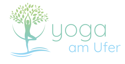 Logo von Yoga am Ufer mit Baum, Wasserwellen und Yoga-Figur